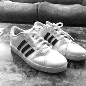 Youth sneakers size 5